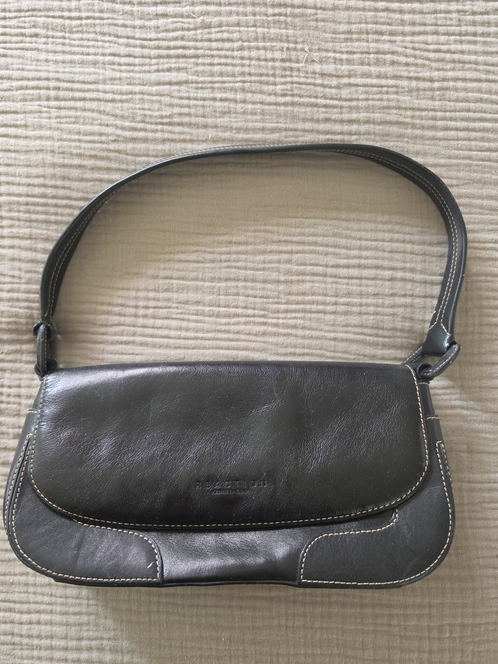 Kenneth Cole Reaction Black Leather Shoulder Bag with Contrast Stitching